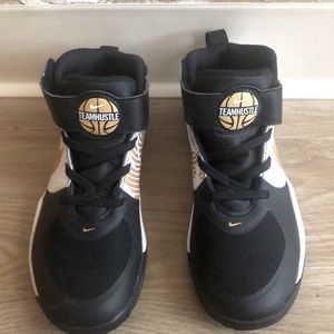 NIKE TeamHustle Basketball sneakers